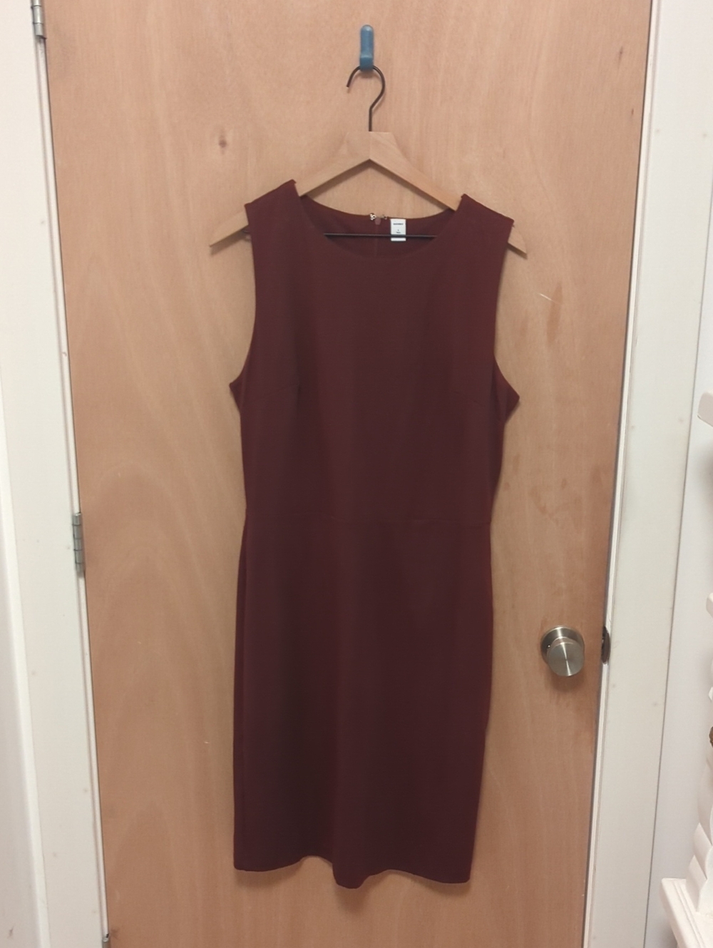Old Navy Sleeveless Sheath Dress in Burgundy